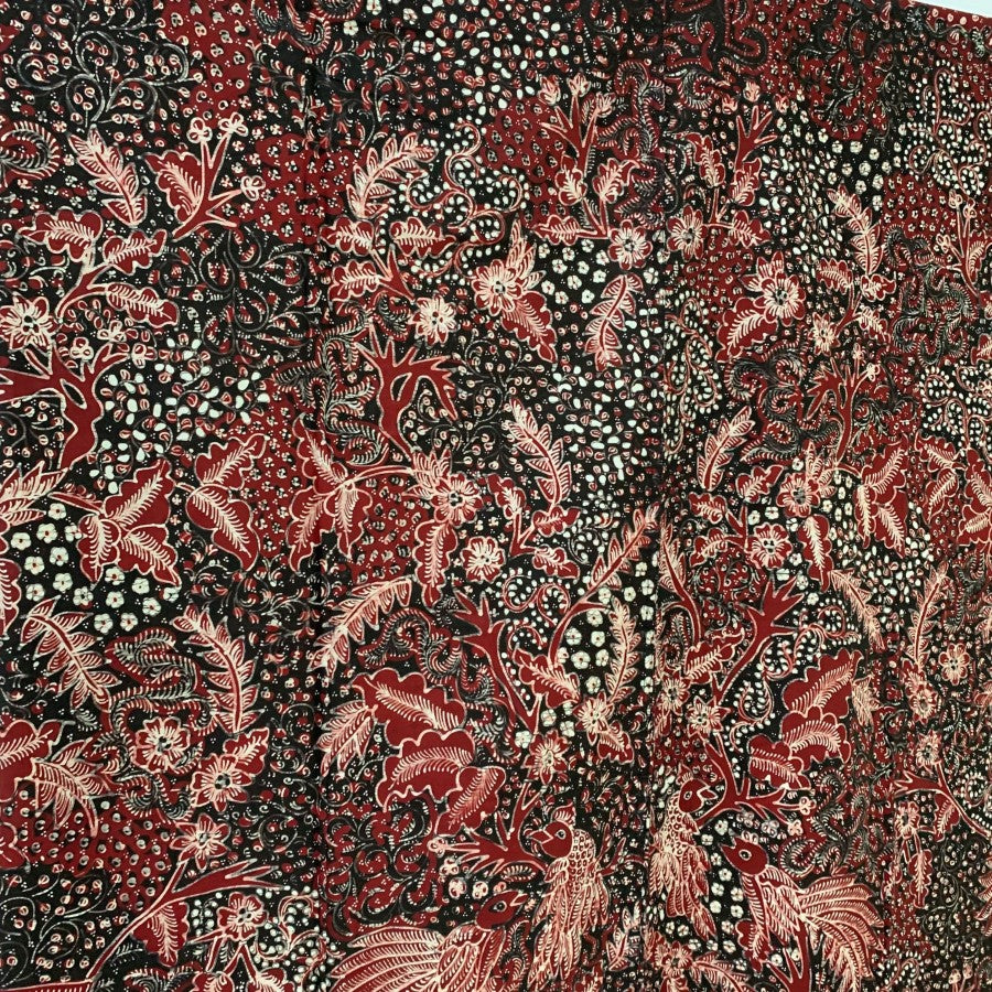 Sarong géant original en batik manuscrit Lasem avec petits traits biseautés fins, denses et luxueux - Rouge