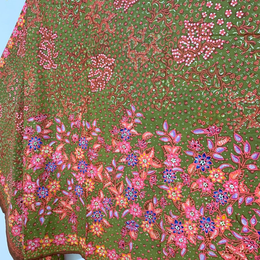 Auténtico batik escrito a mano con lasem: hermoso Buketan Cutikan en verde y rosa