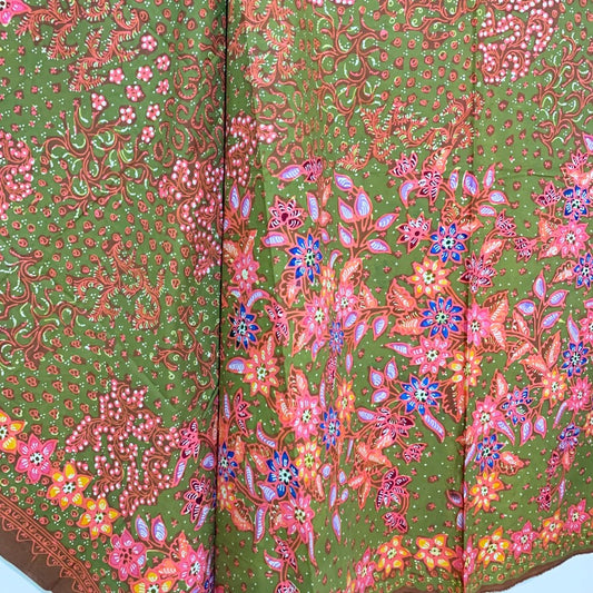 Auténtico batik escrito a mano con lasem: hermoso Buketan Cutikan en verde y rosa