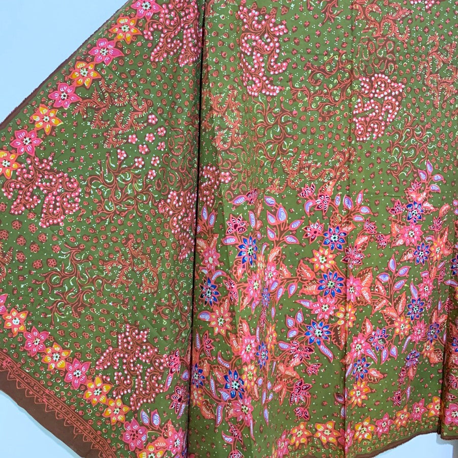 Auténtico batik escrito a mano con lasem: hermoso Buketan Cutikan en verde y rosa