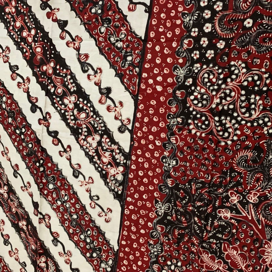 Sarong géant original en batik manuscrit Lasem avec petits traits biseautés fins, denses et luxueux - Rouge