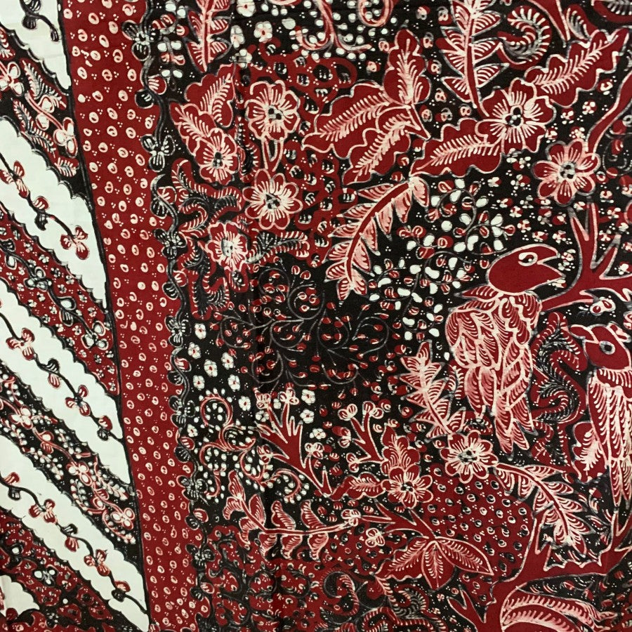 Sarong géant original en batik manuscrit Lasem avec petits traits biseautés fins, denses et luxueux - Rouge