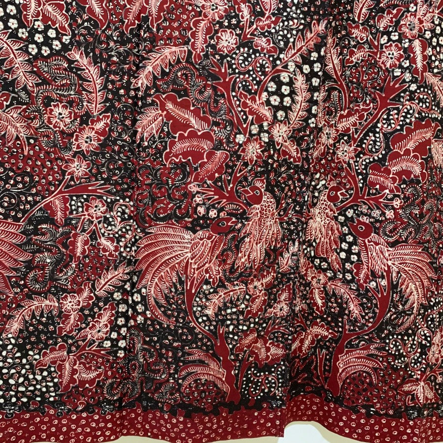 Sarong géant original en batik manuscrit Lasem avec petits traits biseautés fins, denses et luxueux - Rouge